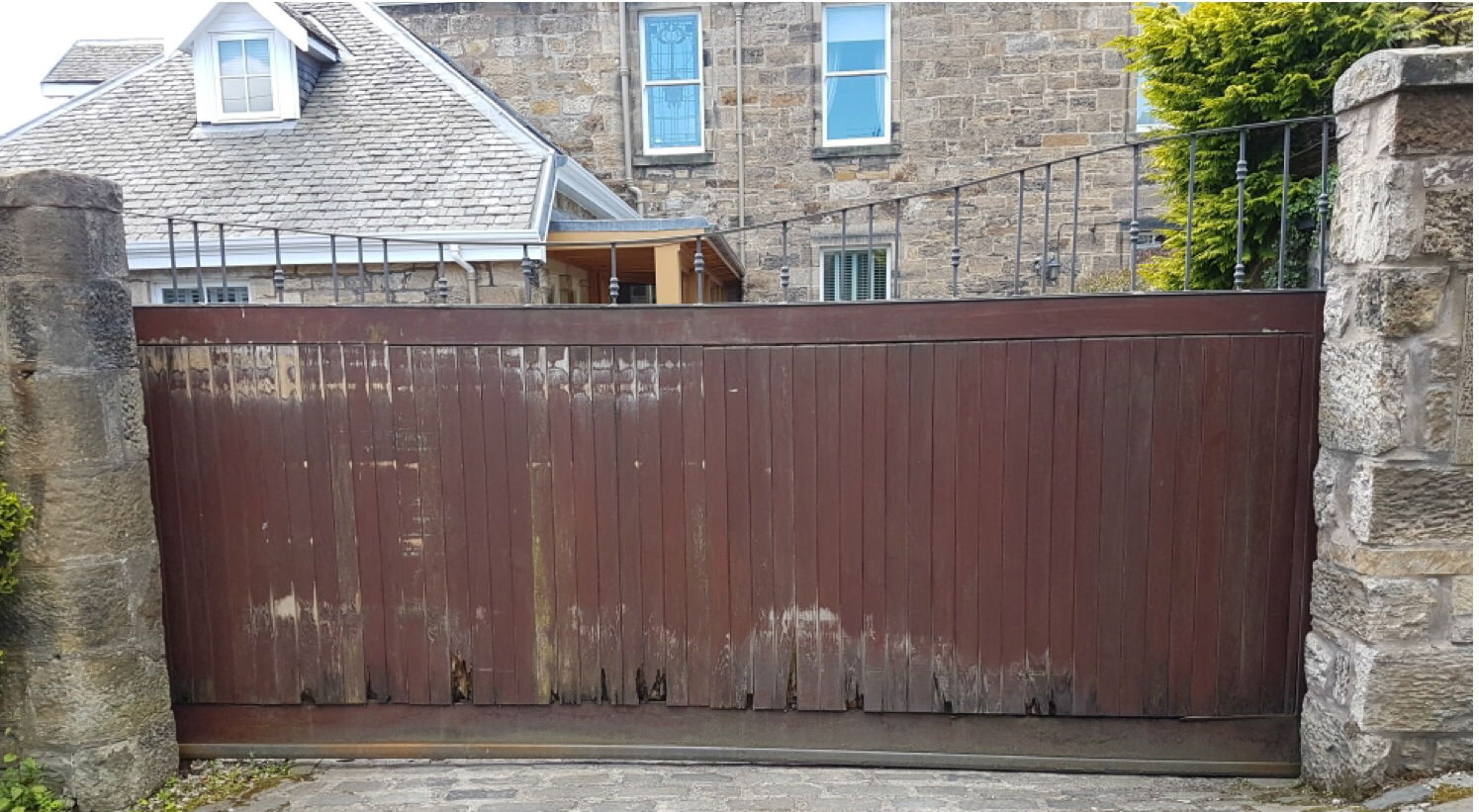 rotting wooden gate to be replaced with aluminium gate